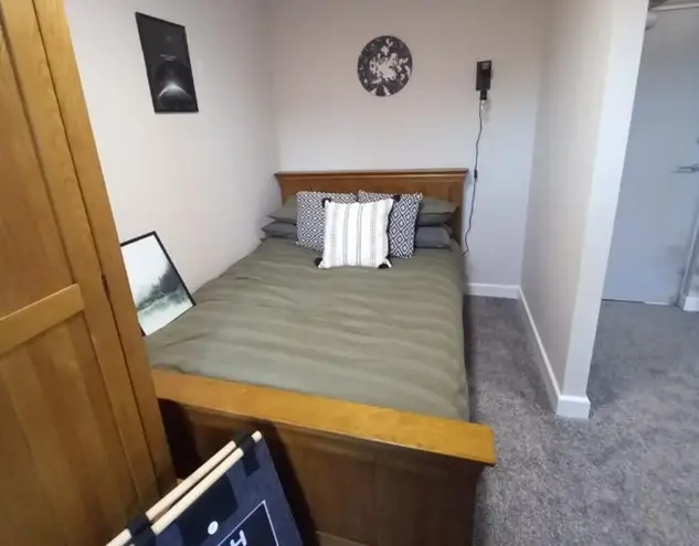 A nicely decorated room