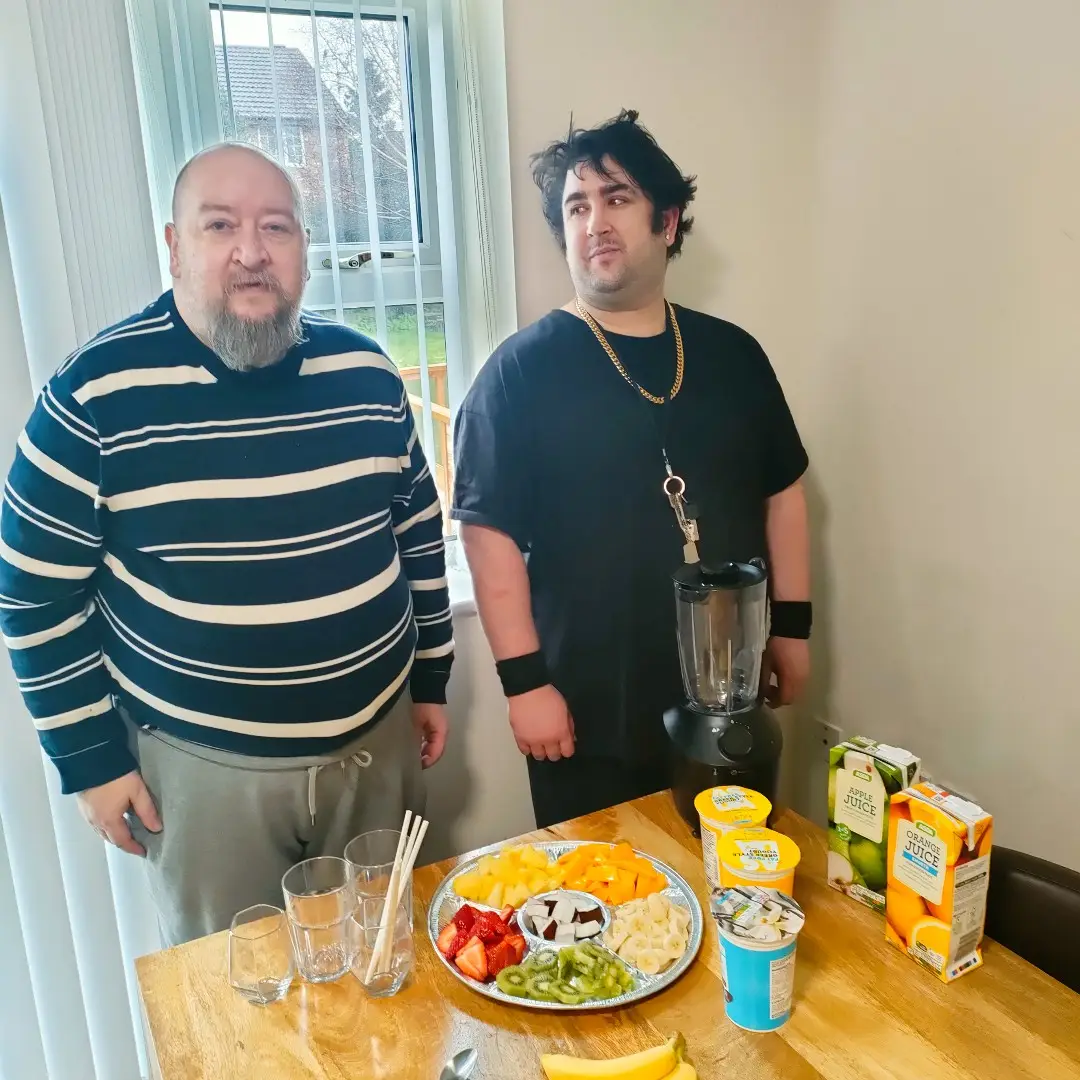 Residents making healthy smoothies