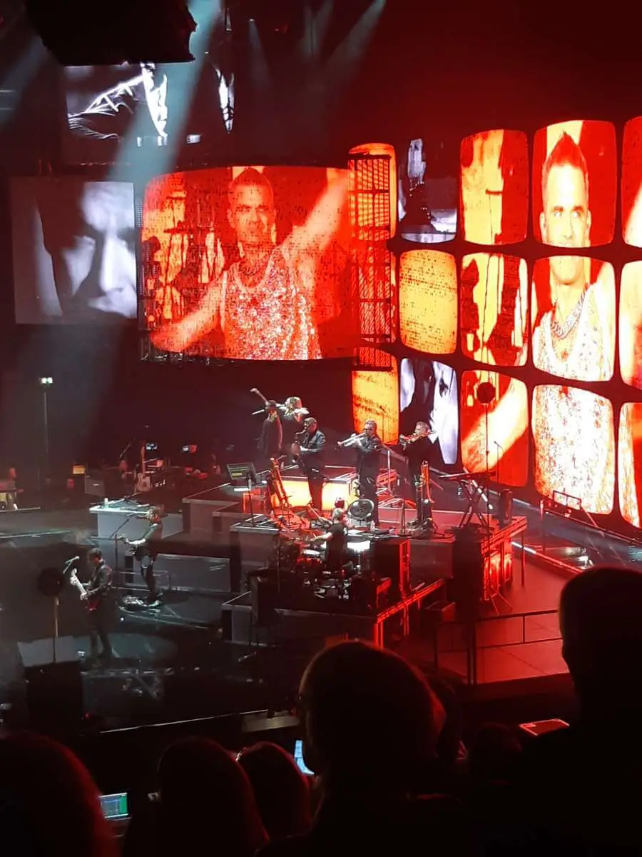 Robbie Williams concert screens